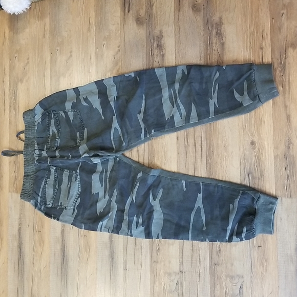 SPLENDID Lyocell Linen Camo Jogger Pants with front and back pockets - Picture 8 of 14